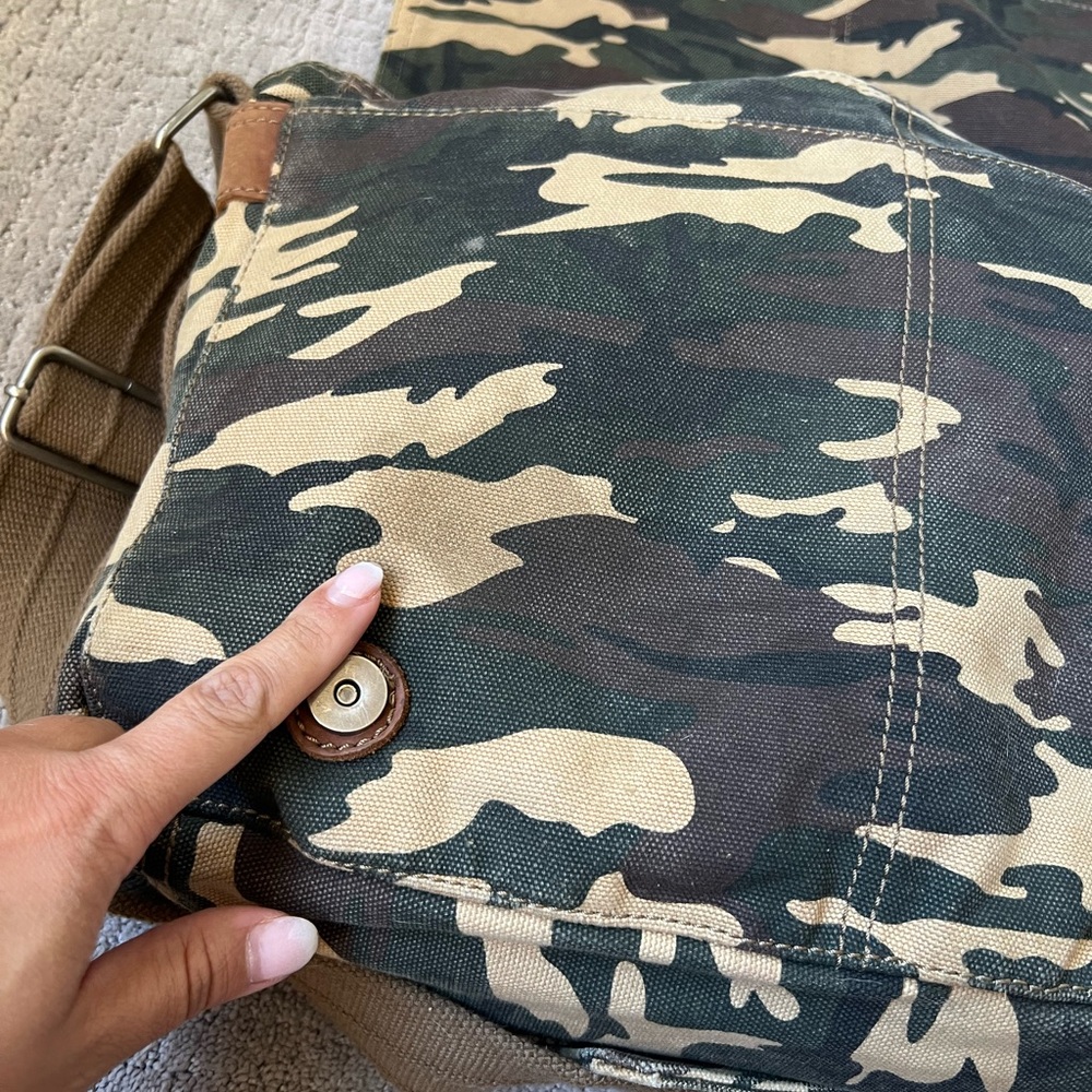 Relic Camouflage Messenger Bag - Picture 16 of 16